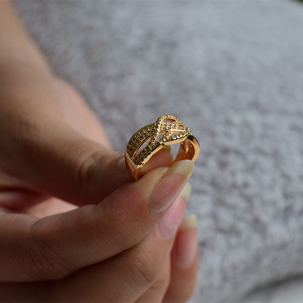 Mesmerizing Helix Solitaire Gold Ring Size (17)