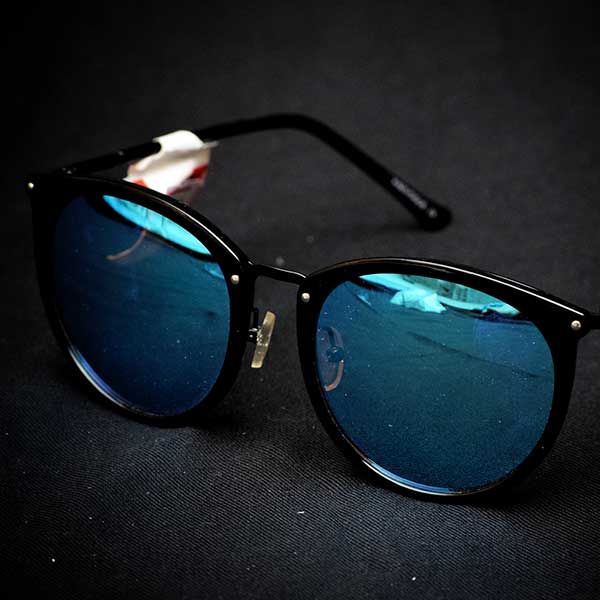Simple Sunglassess with Black Frames and Blue Coating