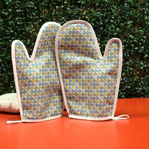 Set of Two Kitchen Mitts ( Triangle Pattern )