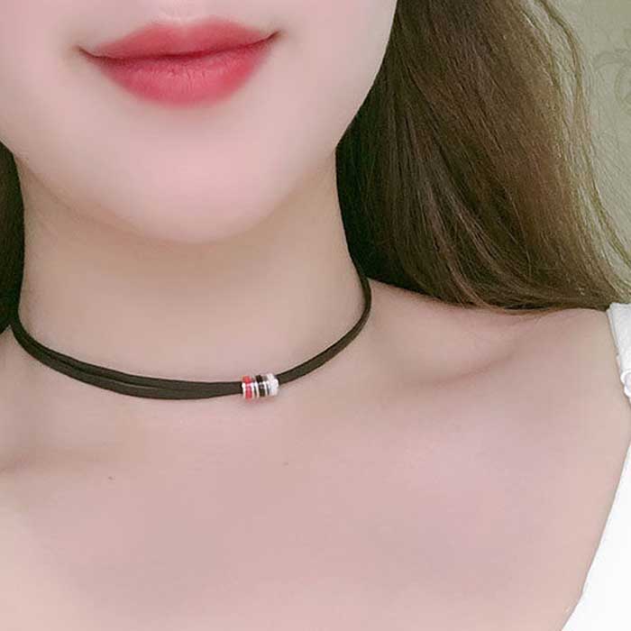 Black short circle necklace