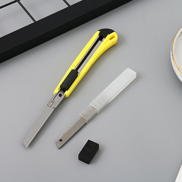 Utility Knife with Blade Replacement