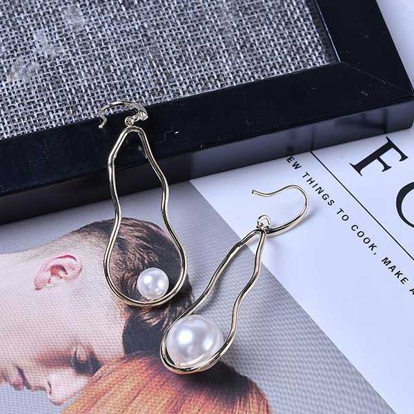 Pearl personality earrings